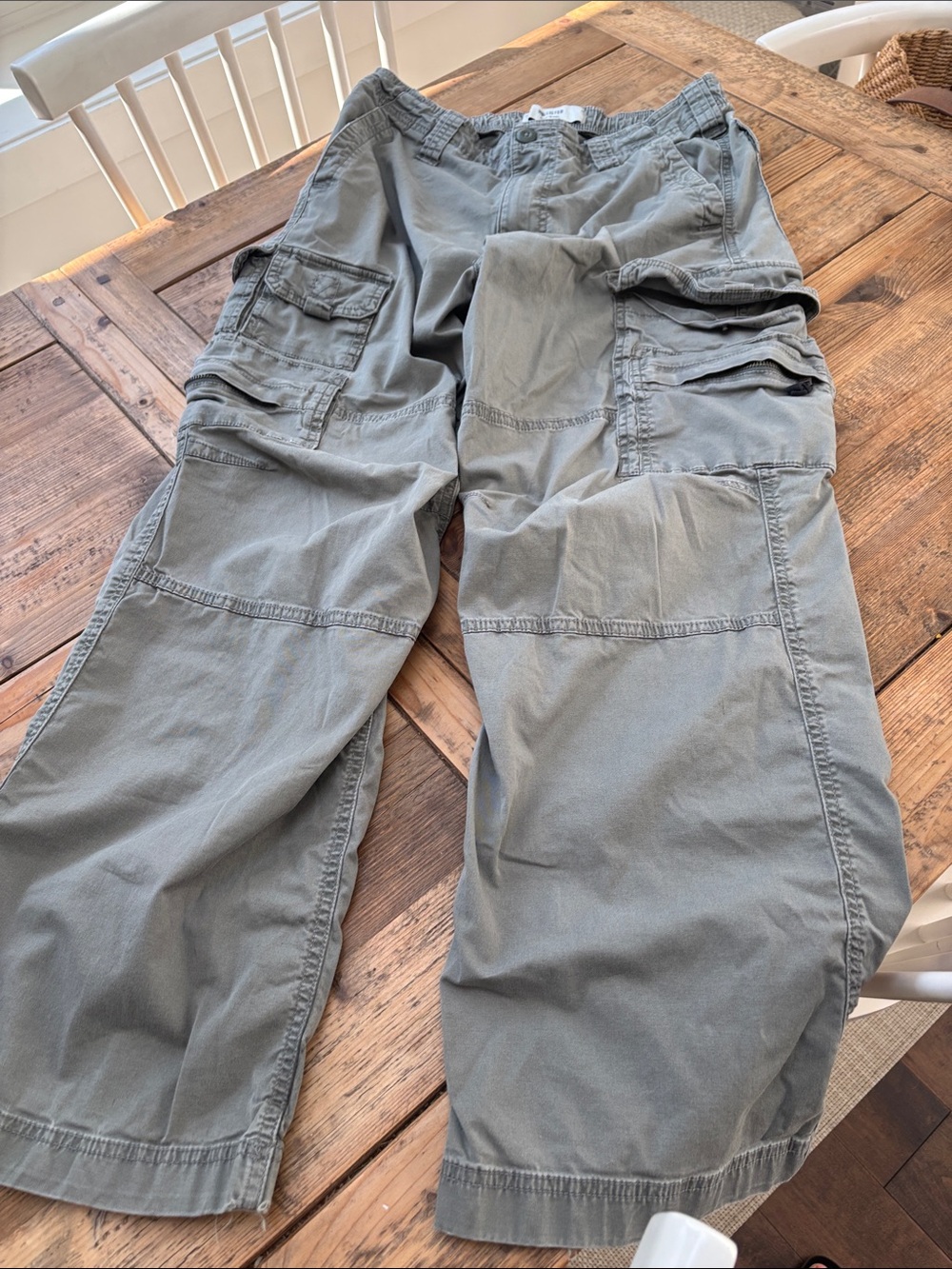 Hollister Olive Cargo Pants with Multi-Pocket Utility Design